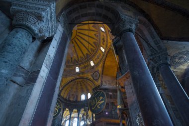 İSTANBUL TURKEY: 08 Haziran 2019: Ayasofya Sofya (Ayasofya olarak da bilinir) iç mimari, ünlü Bizans simgesi ve dünya harikası. Hıristiyanlık ve Müslümanları birleştiren bir müze..