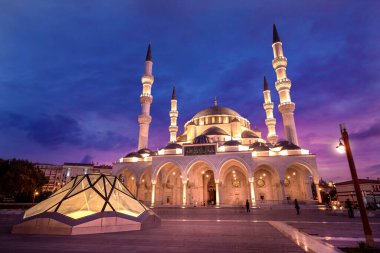 Türkiye 'nin başkenti Ankara' daki Genclik Parkı 'na yakın Yeni Melike Hatun Camii, gece gün batımından sonra. Güzel ışıklar ve aydınlatma