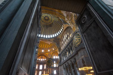 İSTANBUL TURKEY: 08 Haziran 2019: Ayasofya Sofya (Ayasofya olarak da bilinir) iç mimari, ünlü Bizans simgesi ve dünya harikası. Hıristiyanlık ve Müslümanları birleştiren bir müze..