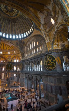 İSTANBUL TURKEY: 08 Haziran 2019: Ayasofya Sofya (Ayasofya olarak da bilinir) iç mimari, ünlü Bizans simgesi ve dünya harikası. Hıristiyanlık ve Müslümanları birleştiren bir müze..