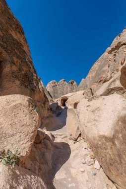 Selime Katedrali 'nin içindeki patikalar. Türkiye 'nin Kapadokya kentindeki Selime Manastırı. Selime, Ihlara Vadisi 'nin sonundaki kasaba. Manastır en büyük dini binalardan biridir. Mağara oluşumları.