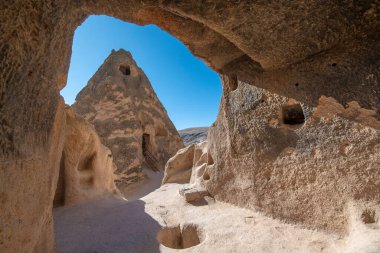 Selime Katedrali 'nin içindeki patikalar. Türkiye 'nin Kapadokya kentindeki Selime Manastırı. Selime, Ihlara Vadisi 'nin sonundaki kasaba. Manastır en büyük dini binalardan biridir. Mağara oluşumları.
