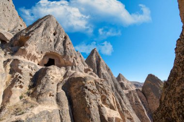 Selime Katedrali 'nin içindeki patikalar. Türkiye 'nin Kapadokya kentindeki Selime Manastırı. Selime, Ihlara Vadisi 'nin sonundaki kasaba. Manastır en büyük dini binalardan biridir. Mağara oluşumları.