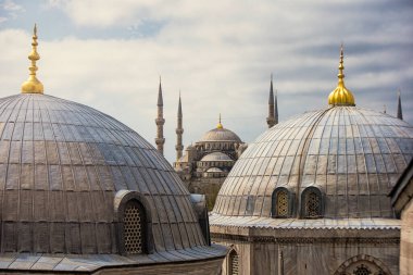 İstanbul Türkiye 'de Mavi Cami kubbeleri ve minareler olarak da bilinen ünlü Sultanahmet İmparatorluk Camii' nin (Sultan Ahmet Cami) manzarası. Mimar Mehmet tarafından 17. yüzyılda inşa edilmiştir.