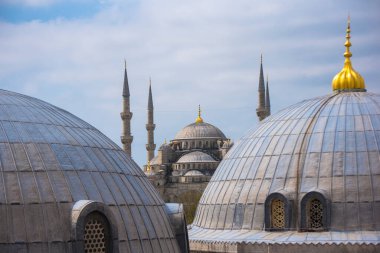 İstanbul Türkiye 'de Mavi Cami kubbeleri ve minareler olarak da bilinen ünlü Sultanahmet İmparatorluk Camii' nin (Sultan Ahmet Cami) manzarası. Mimar Mehmet tarafından 17. yüzyılda inşa edilmiştir.