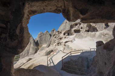 Selime Katedrali 'nin içindeki patikalar. Türkiye 'nin Kapadokya kentindeki Selime Manastırı. Selime, Ihlara Vadisi 'nin sonundaki kasaba. Manastır en büyük dini binalardan biridir. Mağara oluşumları.