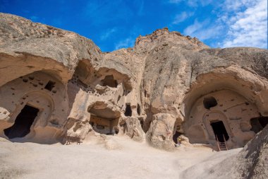 Selime Katedrali 'nin içindeki patikalar. Türkiye 'nin Kapadokya kentindeki Selime Manastırı. Selime, Ihlara Vadisi 'nin sonundaki kasaba. Manastır en büyük dini binalardan biridir. Mağara oluşumları.