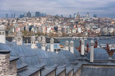 Süleyman Camii 'nin Kubbeleri Panorama' sı, Boğaz, Galata Kulesi ve uzaktaki köprüsü.