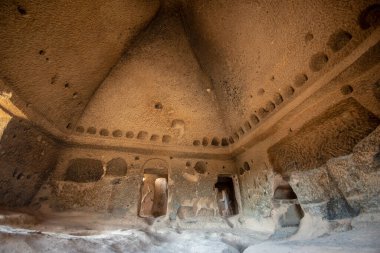 Selime Katedrali 'nin içindeki patikalar. Türkiye 'nin Kapadokya kentindeki Selime Manastırı. Selime, Ihlara Vadisi 'nin sonundaki kasaba. Manastır en büyük dini binalardan biridir. Mağara oluşumları.