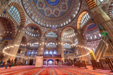 EDIRNE, TURKEY - 30 Haziran 2019: Edirne, Türkiye 'deki Selimiye camiinin içi. Cami Sultan II. Selim tarafından yaptırıldı ve Mimar Sinan tarafından inşa edildi. Unesco miras sitesi.
