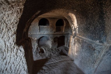 Selime Katedrali 'nin içindeki patikalar. Türkiye 'nin Kapadokya kentindeki Selime Manastırı. Selime, Ihlara Vadisi 'nin sonundaki kasaba. Manastır en büyük dini binalardan biridir. Mağara oluşumları.
