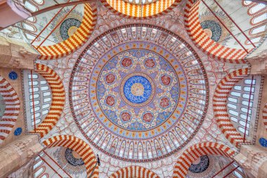 EDIRNE, TURKEY - 30 Nisan 2019: Edirne, Türkiye 'deki Selimiye Camii' nin içinde. Cami Sultan II. Selim tarafından yaptırıldı ve Mimar Sinan tarafından inşa edildi. Unesco miras sitesi.