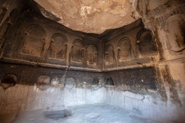 Selime Katedrali 'nin içindeki patikalar. Türkiye 'nin Kapadokya kentindeki Selime Manastırı. Selime, Ihlara Vadisi 'nin sonundaki kasaba. Manastır en büyük dini binalardan biridir. Mağara oluşumları.