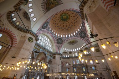 İSTANBUL, TURKEY - 13 Nisan 2019: Süleyman Cami 'nin İçi (Süleyman Cami). Kentin en büyük camii ve en tanınmış Türk manzaralarından biridir. Mimar Sinan 'ın tasarımı