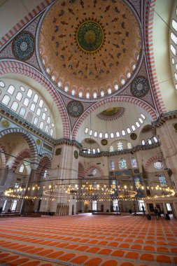 İSTANBUL, TURKEY - 13 Nisan 2019: Süleyman Cami 'nin İçi (Süleyman Cami). Kentin en büyük camii ve en tanınmış Türk manzaralarından biridir. Mimar Sinan 'ın tasarımı