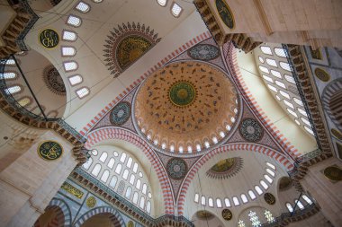 İSTANBUL, TURKEY - 13 Nisan 2019: Süleyman Cami 'nin İçi (Süleyman Cami). Kentin en büyük camii ve en tanınmış Türk manzaralarından biridir. Mimar Sinan 'ın tasarımı