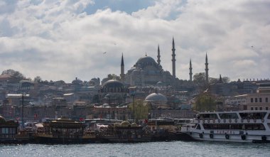 İstanbul, Türkiye - 13 Mayıs 2019: İstanbul 'daki Osmanlı İmparatorluk Camii' nin Galata 'sından görüntü. Kentin en büyük camii ve Türkiye 'nin en tanınmış camilerinden biridir..
