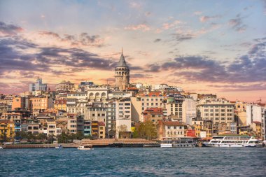 Günbatımında İstanbul, Altın Boynuz üzerindeki ünlü Galata Kulesi ile Galata ilçesi manzarası. Galata Kulesi şehrin en önemli turistik yerlerinden biridir.. 