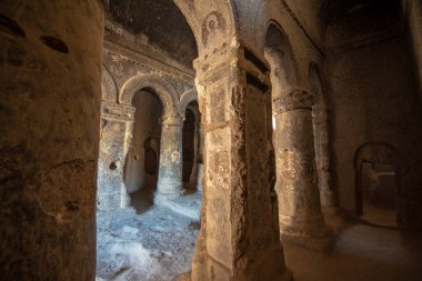 Selime Katedrali 'nin içindeki patikalar. Türkiye 'nin Kapadokya kentindeki Selime Manastırı. Selime, Ihlara Vadisi 'nin sonundaki kasaba. Manastır en büyük dini binalardan biridir. Mağara oluşumları.