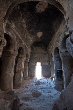 Selime Katedrali 'nin içindeki patikalar. Türkiye 'nin Kapadokya kentindeki Selime Manastırı. Selime, Ihlara Vadisi 'nin sonundaki kasaba. Manastır en büyük dini binalardan biridir. Mağara oluşumları.