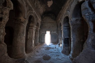 Selime Katedrali 'nin içindeki patikalar. Türkiye 'nin Kapadokya kentindeki Selime Manastırı. Selime, Ihlara Vadisi 'nin sonundaki kasaba. Manastır en büyük dini binalardan biridir. Mağara oluşumları.