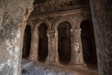 Selime Katedrali 'nin içindeki patikalar. Türkiye 'nin Kapadokya kentindeki Selime Manastırı. Selime, Ihlara Vadisi 'nin sonundaki kasaba. Manastır en büyük dini binalardan biridir. Mağara oluşumları.