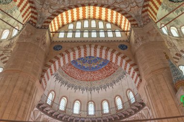 EDIRNE, TURKEY - 30 Nisan 2019: Edirne, Türkiye 'deki Selimiye Camii' nin içinde. Cami Sultan II. Selim tarafından yaptırıldı ve Mimar Sinan tarafından inşa edildi. Unesco miras sitesi.
