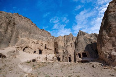 Selime Katedrali 'nin içindeki patikalar. Türkiye 'nin Kapadokya kentindeki Selime Manastırı. Selime, Ihlara Vadisi 'nin sonundaki kasaba. Manastır en büyük dini binalardan biridir. Mağara oluşumları.