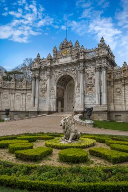 İSTANBUL, TURKEY - 3 Haziran 2019: Sultan 'ın Kapısı - şimdi büyük bir ulusal ve turistik kent simgesi olan son Osmanlı Sultanlarının evi olan muhteşem Dolmabahçe Sarayı' na giriş