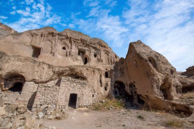 Selime Katedrali 'nin içindeki patikalar. Türkiye 'nin Kapadokya kentindeki Selime Manastırı. Selime, Ihlara Vadisi 'nin sonundaki kasaba. Manastır en büyük dini binalardan biridir. Mağara oluşumları.
