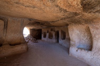 Selime Katedrali 'nin içindeki patikalar. Türkiye 'nin Kapadokya kentindeki Selime Manastırı. Selime, Ihlara Vadisi 'nin sonundaki kasaba. Manastır en büyük dini binalardan biridir. Mağara oluşumları.
