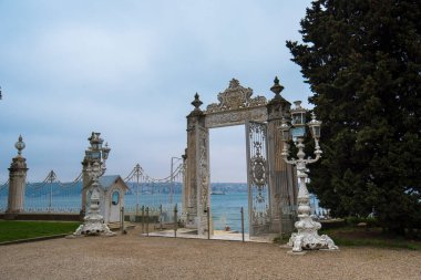 İstanbul, Türkiye - 10 Nisan 2019: Dolmabahce Sarayı 'nın demir kapılarından birine bakın. Boğaz ve denize bakan kapı. Sultan 'ın en sevdiği yer..