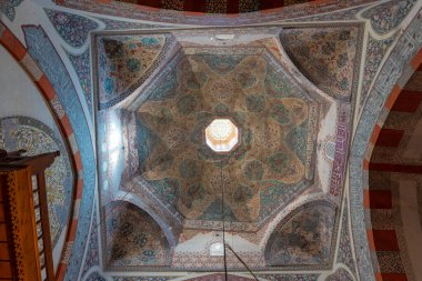 Edirne, Türkiye - 10 Mayıs 2019: Eski Cami 'nin İçi (Eski Camii veya Ulu Cami). 15. yüzyılın başlarında Osmanlı camisi. Emir Süleyman 'ın emri, Beyazit' in oğullarından biri.