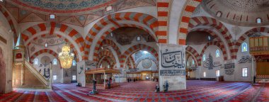Edirne, Türkiye - 10 Mayıs 2019: Eski Cami 'nin İçi (Eski Camii veya Ulu Cami). 15. yüzyılın başlarında Osmanlı camisi. Emir Süleyman 'ın emri, Beyazit' in oğullarından biri.