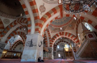 Edirne, Türkiye - 10 Mayıs 2019: Eski Cami 'nin İçi (Eski Camii veya Ulu Cami). 15. yüzyılın başlarında Osmanlı camisi. Emir Süleyman 'ın emri, Beyazit' in oğullarından biri.