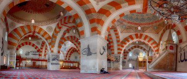 Edirne, Türkiye - 10 Mayıs 2019: Eski Cami 'nin İçi (Eski Camii veya Ulu Cami). 15. yüzyılın başlarında Osmanlı camisi. Emir Süleyman 'ın emri, Beyazit' in oğullarından biri.