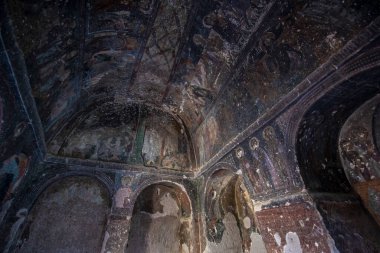 Kapadokya 'daki Belisrma' daki Bahattin Samanlg Kilisesi 'nin içinde. Ihlara Vadisi 'nin sonundaki köy. Manastır en büyük dini binalardan biridir. Mağara oluşumları