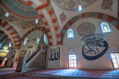 Edirne, Türkiye - 10 Mayıs 2019: Eski Cami 'nin İçi (Eski Camii veya Ulu Cami). 15. yüzyılın başlarında Osmanlı camisi. Emir Süleyman 'ın emri, Beyazit' in oğullarından biri.