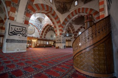Edirne, Türkiye - 10 Mayıs 2019: Eski Cami 'nin İçi (Eski Camii veya Ulu Cami). 15. yüzyılın başlarında Osmanlı camisi. Emir Süleyman 'ın emri, Beyazit' in oğullarından biri.