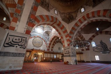 Edirne, Türkiye - 10 Mayıs 2019: Eski Cami 'nin İçi (Eski Camii veya Ulu Cami). 15. yüzyılın başlarında Osmanlı camisi. Emir Süleyman 'ın emri, Beyazit' in oğullarından biri.