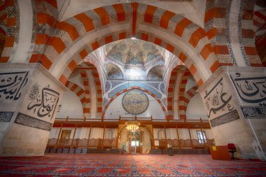 Edirne, Türkiye - 10 Mayıs 2019: Eski Cami 'nin İçi (Eski Camii veya Ulu Cami). 15. yüzyılın başlarında Osmanlı camisi. Emir Süleyman 'ın emri, Beyazit' in oğullarından biri.