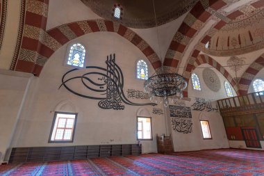 Edirne, Türkiye - 10 Mayıs 2019: Eski Cami 'nin İçi (Eski Camii veya Ulu Cami). 15. yüzyılın başlarında Osmanlı camisi. Emir Süleyman 'ın emri, Beyazit' in oğullarından biri.