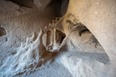 Kapadokya 'daki Belisrma' daki Bahattin Samanlg Kilisesi 'nin içinde. Ihlara Vadisi 'nin sonundaki köy. Manastır en büyük dini binalardan biridir. Mağara oluşumları