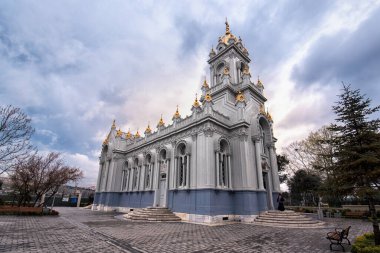 Bulgar Ortodoks St. Stephen Kilisesi veya İstanbul, Balat Bölgesi 'nde Demir Kilise ve Sveti Stefan olarak biliniyor. Kilise büyük restorasyondan sonra yeniden açıldı. Fırtınadan sonra gün batımı.