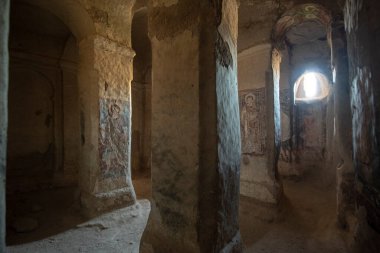 Kapadokya 'daki Belisrma' daki Bahattin Samanlg Kilisesi 'nin içinde. Ihlara Vadisi 'nin sonundaki köy. Manastır en büyük dini binalardan biridir. Mağara oluşumları