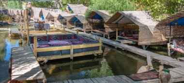 Kapadokya, Türkiye - 10 Kasım 2019: Belisrma nehrinde yüzen güzel Türk restoranları. Ihlara Vadisi 'nin sonundaki köy.. 