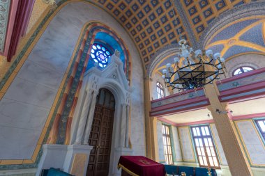 Edirne, Türkiye - 24 Nisan 2019: Büyük Edirne Sinagogu (Türkçe: Buyuk Sinagog) veya Kal Kadosh ha-Gadol 'un içi. Türkiye 'deki Yahudi cemaati için ibadet yeri.