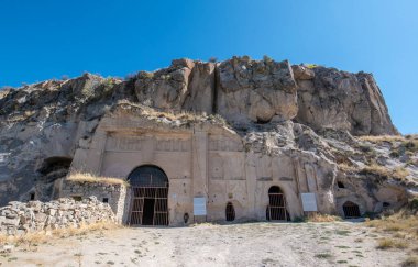 Türkiye 'nin Kapadokya kentindeki Bezirhane Mağara Kilisesi' nin önünde. Ihlara Vadisi 'nin sonundaki köy. Manastır en büyük dini binalardan biridir. Mağara oluşumları