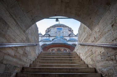 Dur, dur, dur, dur. Sokullu Mehmet Paşa Camii, Mimar Sinan tarafından 1578 yılında inşa edildi. Eski şehir merkezinde. Fatih 'in Kadirga mahallesindeki Osmanlı camii.