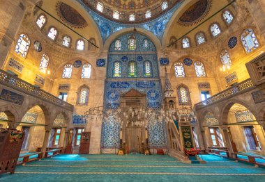İSTANBUL, TURKEY - 16 Nisan 2019, Mimar Sinan tarafından 1578 'de inşa edilen Sokullu Mehmet Paşa Camii' nin içi. Eski şehir merkezinde. Fatih 'in Kadirga mahallesindeki Osmanlı camii.